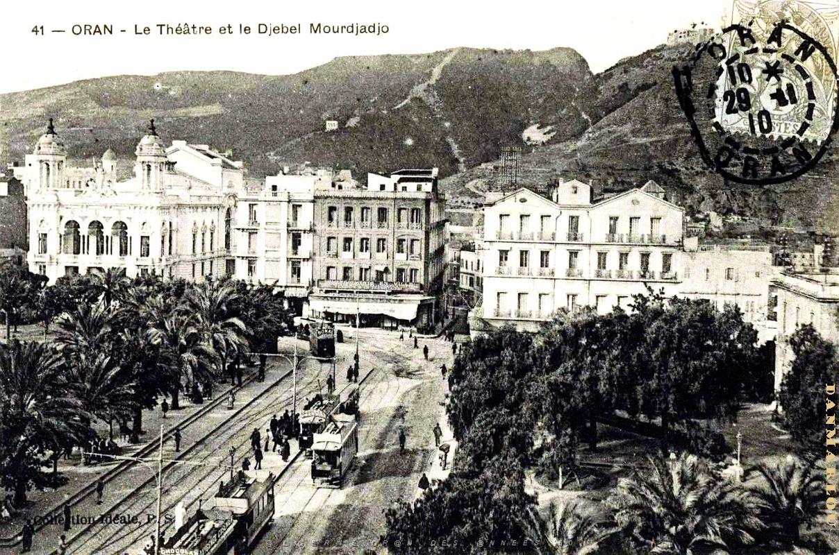 Oran - Place d'Armes - Theatre et Djebel Murdjadjo.jpg